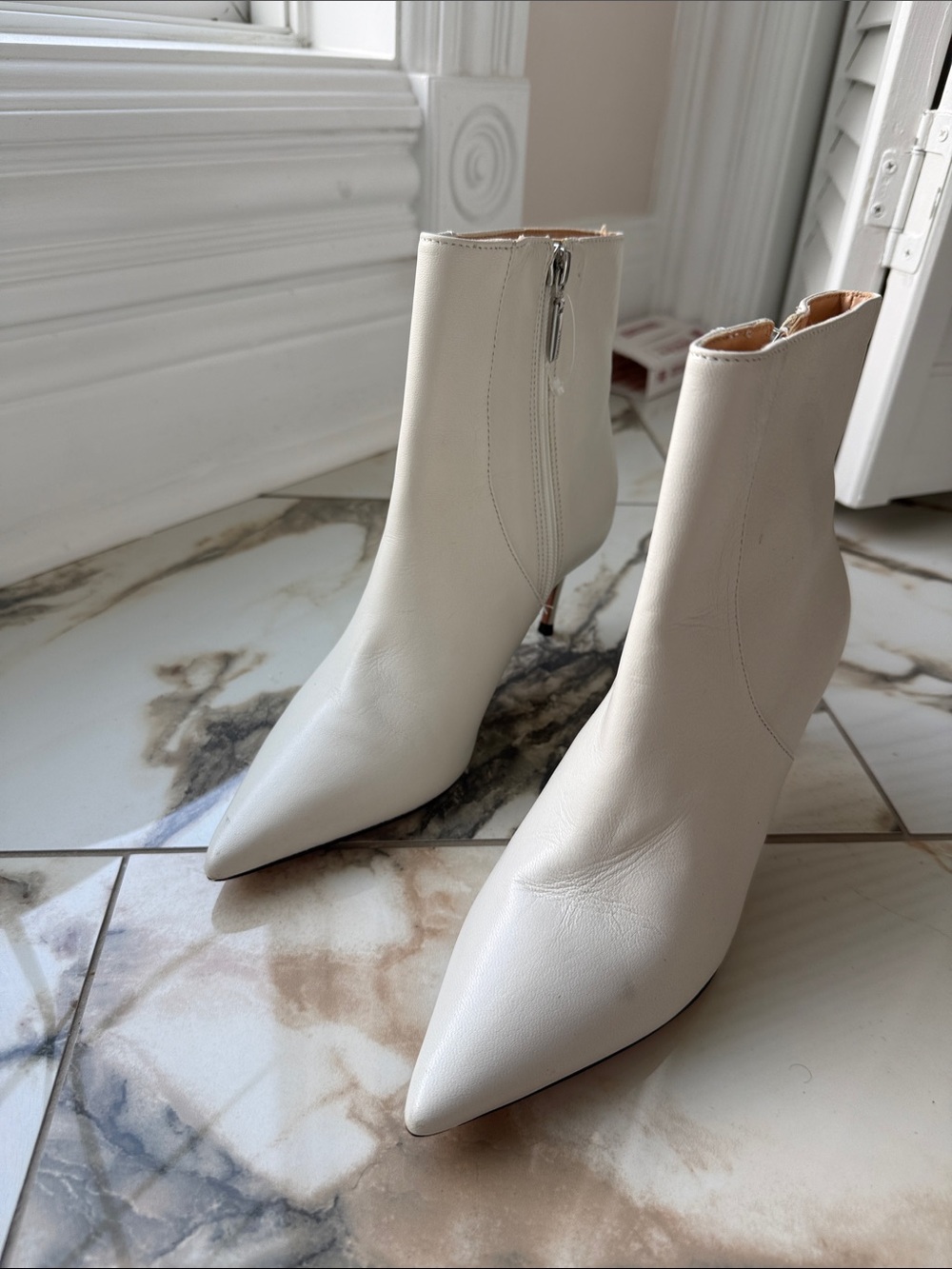 Schutz white ivory bone ankle boot booties kitten heel sz 5.5